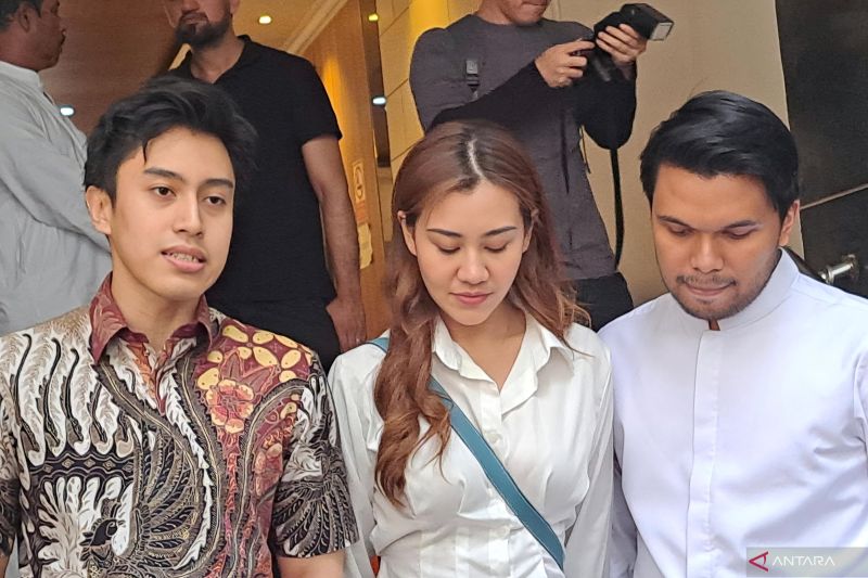 Aaliyah Massaid bersama Thariq Halilintar didampingi kuasa hukumnya Sangun Ragahdo (kiri) saat di Polda Metro Jaya, Jakarta, Jumat (30/8/2024). ANTARA/Ilham Kausar