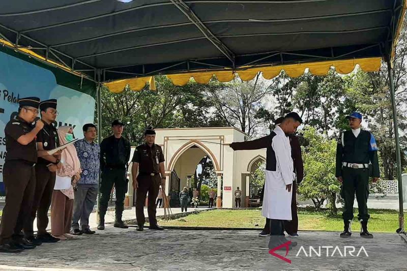 Kejaksaan Aceh Besar Eksekusi Cambuk Enam Terpidana Judi