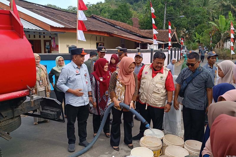 Bantuan 100 Tangki Air Bersih untuk 10 Desa Terdampak Kekeringan