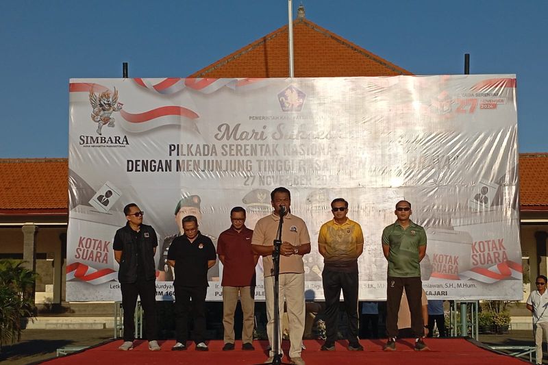 Penjabat Bupati Buleleng I Ketut Lihadnyana saat memberikan keterangan pers pada Apel Krida di Taman Kota, Singaraja, Buleleng, Bali, Jumat (30/8/2024). ANTARA/HO-Diskominfosanti Buleleng