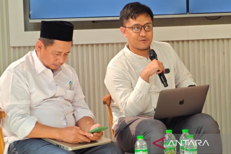 Pakar hukum dari Universitas Indonesia (UI) Djarot Dimas Achmad Andaru (kanan) dalam sebuah diskusi di Jakarta Selatan pada Jumat (30/8/2024). (ANTARA/Farhan Arda Nugraha)