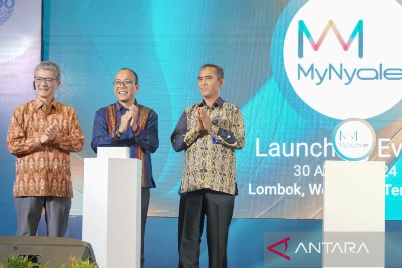 Staf Ahli Menteri Bidang Hubungan Antar Lembaga, Kementerian Koperasi dan UKM Riza Damanik (tengah) didampingi UNIDO Country Representative di Indonesia Marco Kamiya (kiri), dan Kepala Dinas Koperasi dan UMKM NTB Ahmad Mashuri (kanan) saat peluncuran platform aplikasi MyNyale, di kawasan wisata Senggigi, Kabupaten Lombok Barat, Jumat (30/8/2024). ANTARA/Nur Imansyah