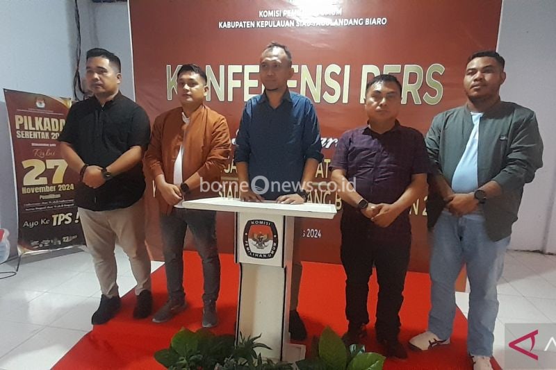 Ketua dan Anggota KPU Sitaro saat konferensi pers.(Stenly Gaghunting) (1)