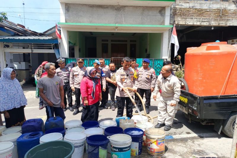 Polres Pemalang Salurkan Air Bersih, Atasi Krisis Kebutuhan Warga