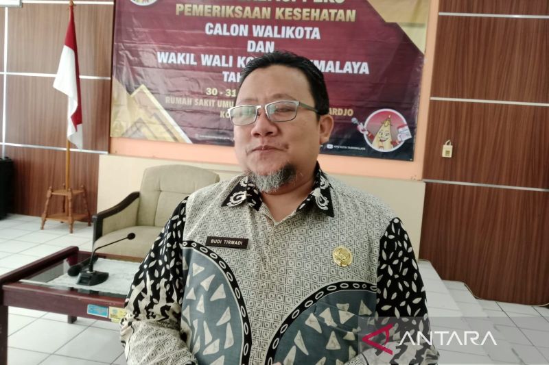 Direktur RSUD Dr Soekardjo Tasikmalaya, Budi Tirmadi saat memberikan keterangan pers sebelum pelaksanaan pemeriksaan kesehatan bakal pasangan calon wali dan wakil wali kota di Kota Tasikmalaya, Jawa Barat, Jumat (30/8/2024). ANTARA/Feri Purnama