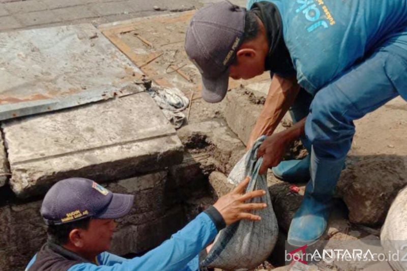 Pengurasan saluran di Jalan KH Mas Mansyur, Kebon Melati, Tanah Abang, Jakarta Pusat, Jumat (30/8/2024). ANTARA/HO-Pemerintah Kota Jakarta Pusat
