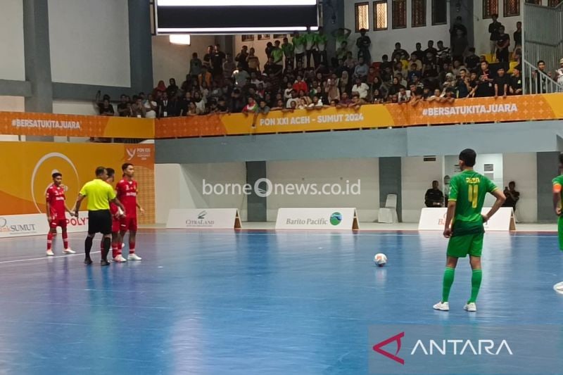 Laga antara tim futsal Sumut (hijau) melawan NTT(merah) pada laga lanjutan cabor futsal PON 2024. Pada laga yang berjalan dengan intensitas tinggi itu kedua tim harus berbagi poin setelah kedudukan akhir 3-3. (ANTARA/Juraidi)