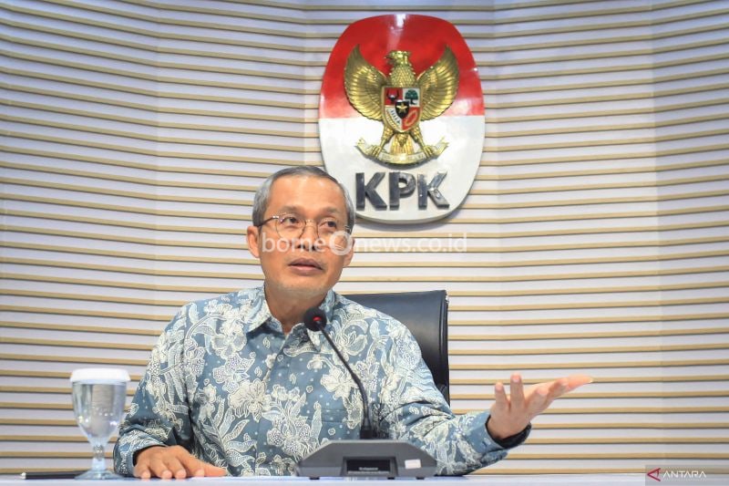 Wakil Ketua KPK Alexander Marwata menyampaikan keterangan kepada wartawan terkait dugaan gratifikasi pada Ketua Umum Partai Solidaritas Indonesia (PSI) Kaesang Pangarep di Gedung Merah Putih KPK, Jakarta, Jumat (30/8/2024). ANTARA FOTO/Reno Esnir/app/aww. (ANTARA FOTO/RENO ESNIR)