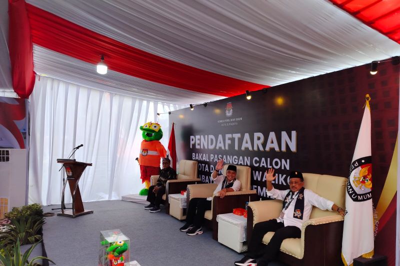 Arsip - pasangan bakal calon wali kota dan wakil wali kota Surabaya Eri Cahyadi - Armuji saat mendaftarkan pada konstetasi Pilkada Kota Surabaya. ANTARA/Indra Setiawan