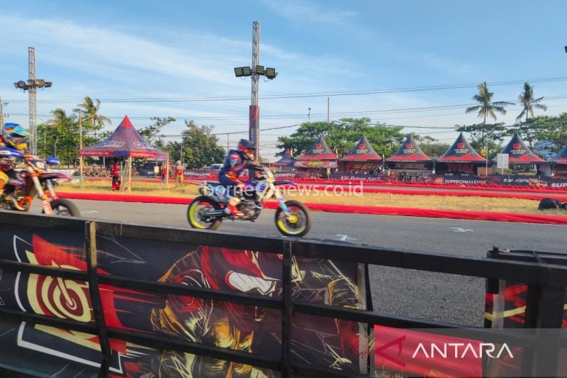 Dua pembalap bersaing di ajang Superchallenge Supermoto Race 2024 di sirkuit Boyolali, Jawa Tengah, Jumat (30/8/2024). ANTARA/Aris Wasita