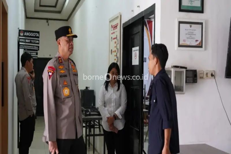 Kapolda Sulbar Inspektur Jenderal Polisi Adang Ginanjar (kiri), saat melakukan kunjungan di Kantor KPU Provinsi Sulbar, Jumat (30/8). (ANTARA/HO-Humas Polda Sulbar)