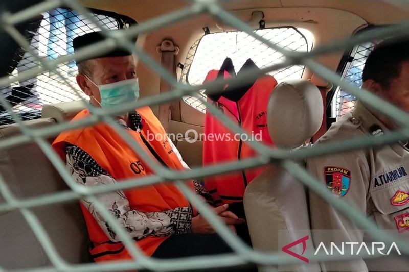 Kejari Kabupaten Sukabumi menahan Kepala PKBM Perintis Ciambar, Kabupaten Sukabumi, Jabar pada Jumat (30/8/2024) karena diduga telah menyelewengkan dana Bantuan Operasional Satuan Pendidikan (BOSP) tahun anggaran 2020-2023 sehingga negara merugi hingga Rp1 miliar. ANTARA/Aditya Rohman