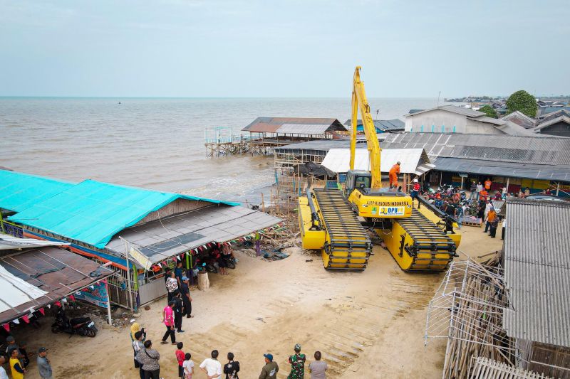 Bupati Karawang Tanggulangi Abrasi dengan Ekskavator Amfibi