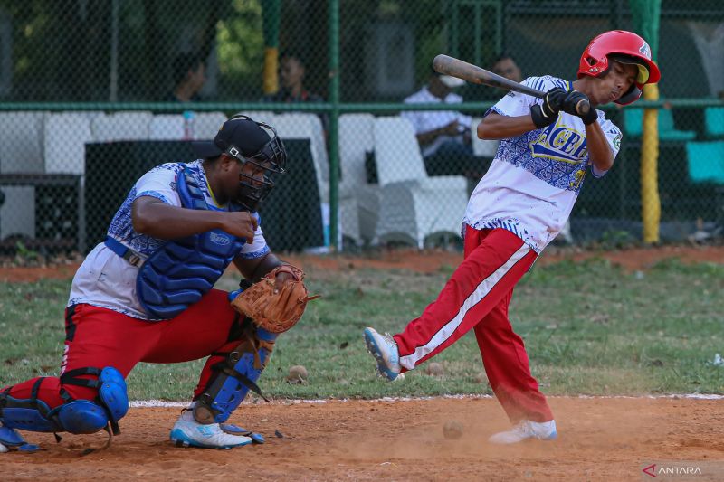 Atlet baseball Aceh Rafqal (kanan) gagal memukul bola lemparan rekannya saat uji coba di arena baseball PON XXI Aceh-Sumut, Komplek Universitas Syiah Kuala, Banda Aceh, Aceh, Jumat (30/8/2024). ANTARA/Khalis Surry