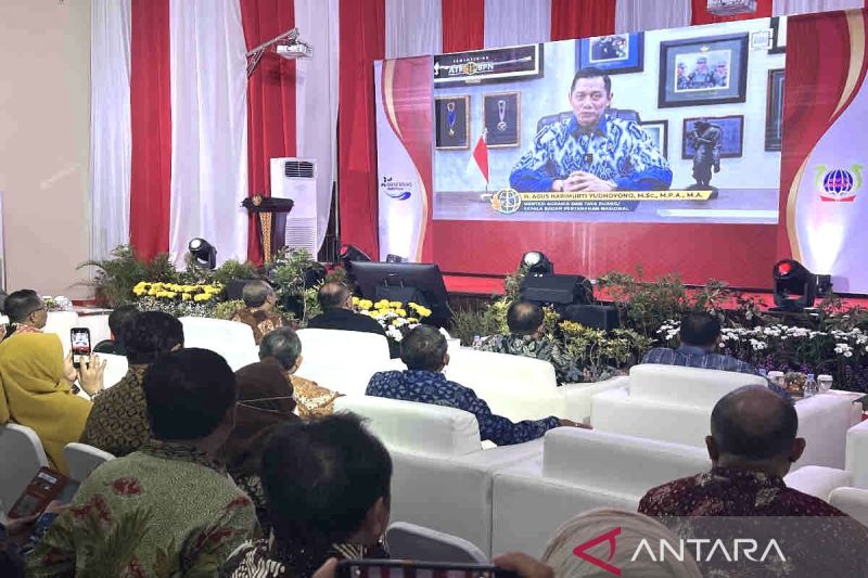 Menteri Agraria dan Tata Ruang (ATR)/Kepala Badan Pertanahan Nasional (BPN) Agus Harimurti Yudhoyono memberi sambutan secara daring dalam Simposium Nasional Sinergi Kapti-Agraria dalam mendukung Transformasi STPN Menjadi Politeknik Agraria STPN dan Rekrutmen Jalur Ikatan Dinas di Yogyakarta, Jumat (30/8/2024). ANTARA/Harianto