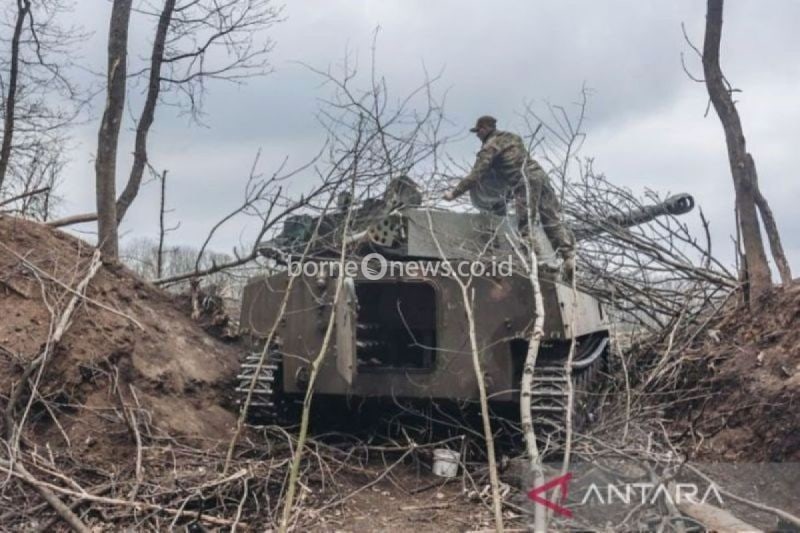 Foto arsip - Seorang tentara Ukraina menutupi kendaraan lapis baja dengan ranting-ranting pohon di Donbass, Ukraina (12/4/2022). ANTARA/Xinhua/Diego Herrera/aa