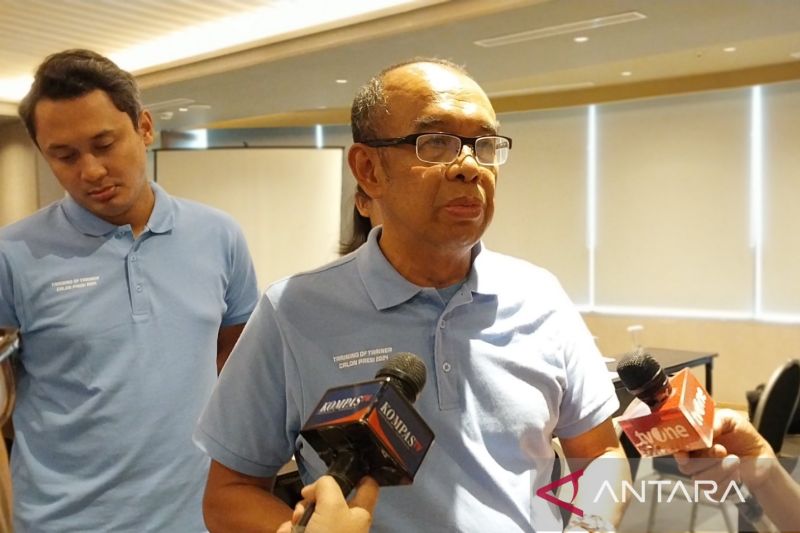Ketua Umum IADO Gatot S Dewa Broto memberikan keterangan kepada awak media dalam acara konferensi pers "Pengumuman Hasil Seleksi Nasional Presi (Presenter Edukasi) Anti-Doping" di Jakarta, Jumat (30/8/2024). (ANTARA/Aloysius Lewokeda)