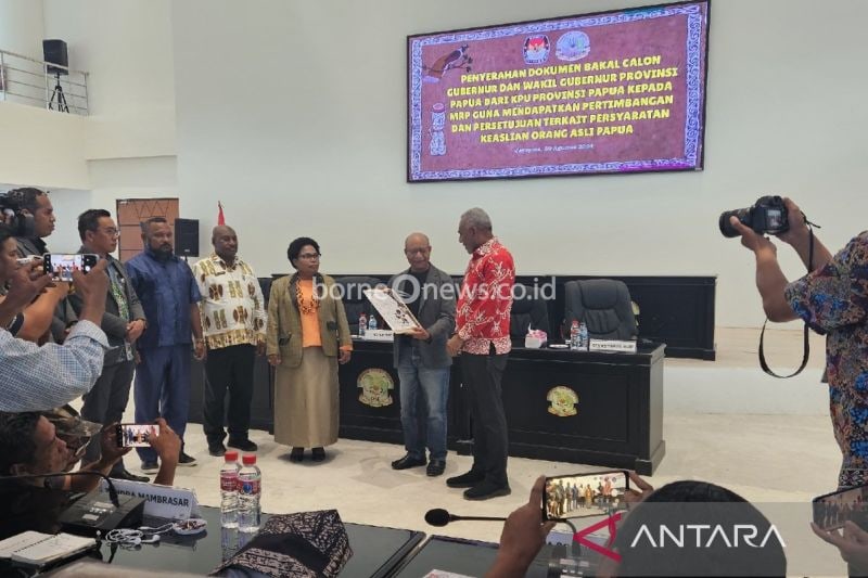 Ketua KPU Provinsi Papua Steve Dumbon saat menyerahkan dokumen OAP kepada Sekretaris MRP Matias Mano disaksikan oleh Ketua MRP Papua Nerlince Wamuar Rollo bertempat Gedung MRP, Kota Jayapura, Papua, Jumat (30/8/2024). ANTARA/Qadri Pratiwi