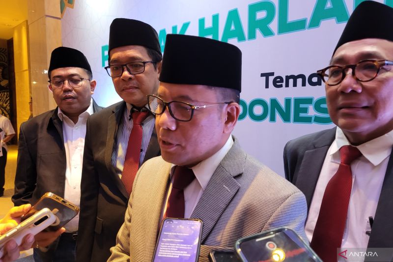 Ketua Badan Wakaf Indonesia (BWI) Kamaruddin Amin (tengah) di sela-sela gelaran Malam Puncak Peringatan Harlah Ke-17 BWI, di Jakarta, Jumat (30/8/2024). (ANTARA/Sean Filo Muhamad)