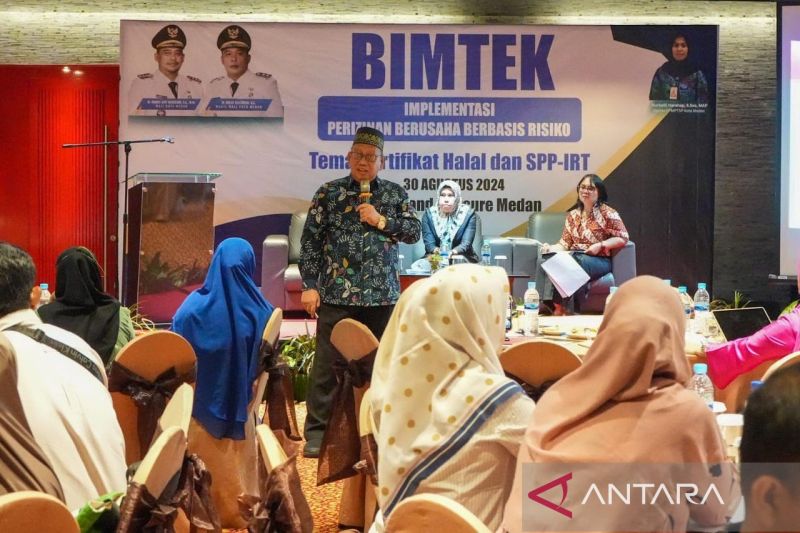 Lembaga Pengkajian Pangan, Obat-Obatan dan Kosmetika Majelis Ulama Indonesia Basyararuddin mejadi nara sumber di hadapan pelaku UMKM, di Medan, Jumat (30/8/2024). (ANTARA/HO-Diskominfo Kota Medan)