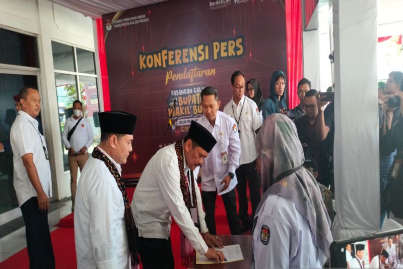 Pasangan bakal calon bupati dan wakil bupati mendaftar ke KPU Kulon Progo. (ANTARA/Sutarmi)