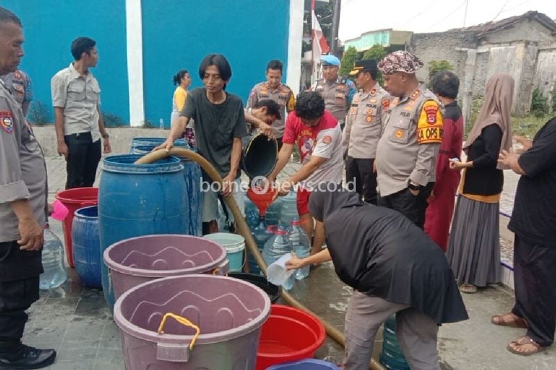 Polres Serang mendistribusikan air bersih kepada warga di Desa Cisait, Kecamatan Kragilan, Kabupaten Serang, Banten, Jumat (30/8/2024). (ANTARA/HO-Polres Serang)