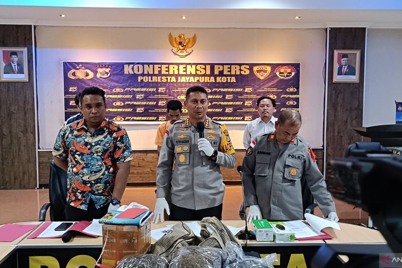 Kapolresta Jayapura Kota Kombes Pol. Victor Mackbon (tengah) saat memberikan keterangan di Jayapura, Jumat (30/8/2024) (ANTARA/Ardiles Leloltery)