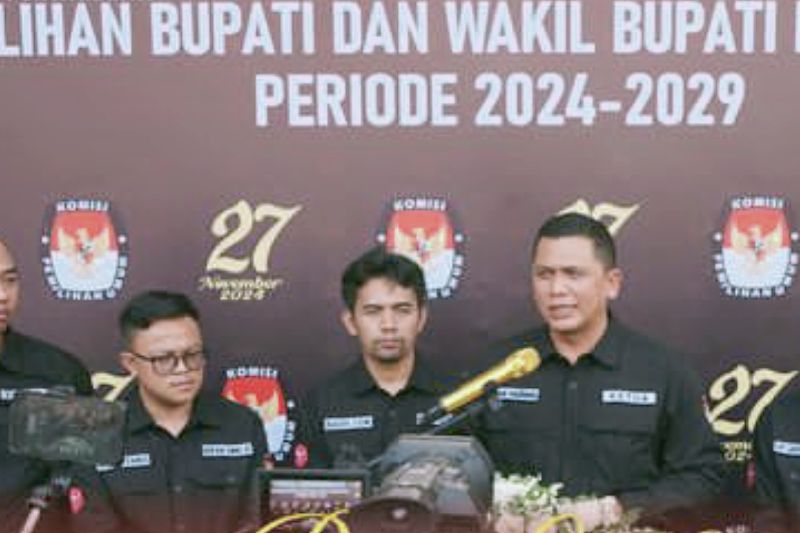 Ketua Komisi Pemilihan Umum (KPU) Karawang Dian Hadiana (kedua dari kanan). (ANTARA/HO-KPU Purwakarta)