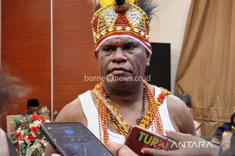 Ketua KPU Provinsi Papua Barat Paskalis Semunya saat ditemui awak media di Manokwari, Jumat. (ANTARA/Fransiskus Salu Weking)