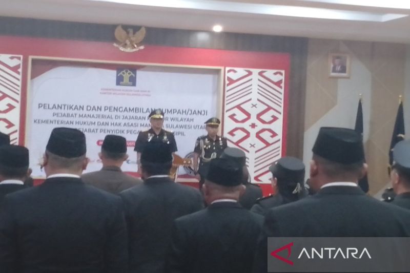 Kepala Kemenkumham Sulut Ronald Lumbuun melantik dan mengambil sumpah/janji pejabat manajerial serta pejabat PPNS. ANTARA/Jorie Darondo (1)
