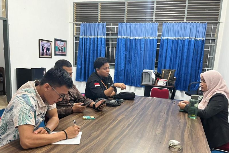 Koordinator Divisi Hukum, Pengawasan, Parmas, dan Humas Bawaslu Enrekang Haslipa (kanan) bersama timnya merapatkan hasil temuan dan informasi awal dugaan pelanggaran netralitas Aparatur Sipil Negara (ASN) diduga ikut mengantar bakal calon kepala daerah di Kabupaten Enrekang, Sulawesi Selatan. ANTARA/HO-Dokumentasi Bawaslu Enrekang.