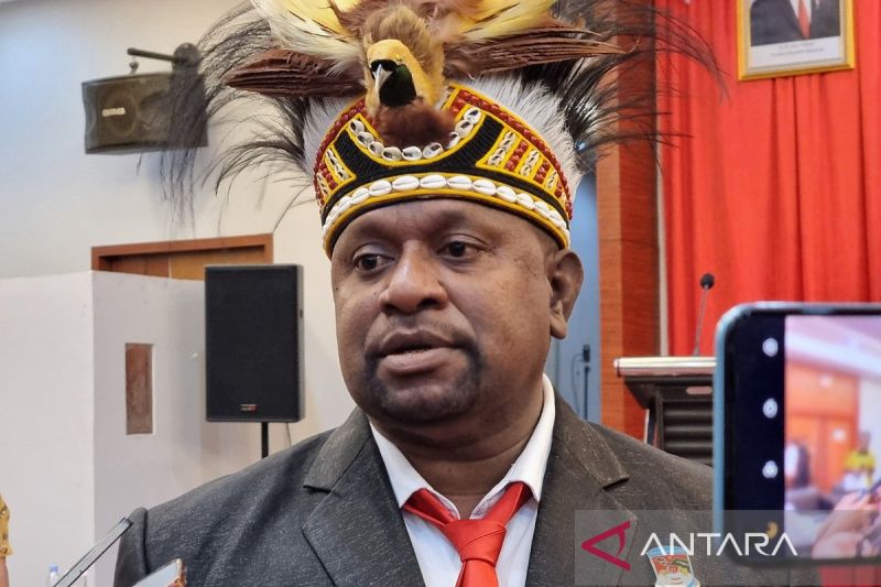 Ketua Majelis Rakyat Papua Barat Judson Ferdinandus Waprak saat ditemui awak media di Manokwari, Jumat. (ANTARA/Fransiskus Salu Weking)
