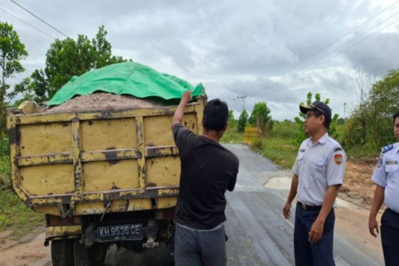 Upaya Dishub Kobar Tertibkan Truk Pasir untuk Keamanan Jalan