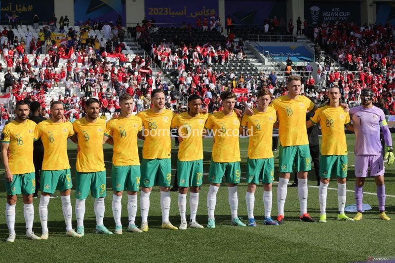 Para pemain Australia berdiri untuk lagu kebangsaan mereka sebelum dimulainya pertandingan sepak bola Piala Asia AFC Qatar 2023 antara Australia dan Indonesia di Stadion Jassim bin Hamad di Doha pada 28 Januari 2024. (ANTARA/AFP/Giuseppe Cacace)