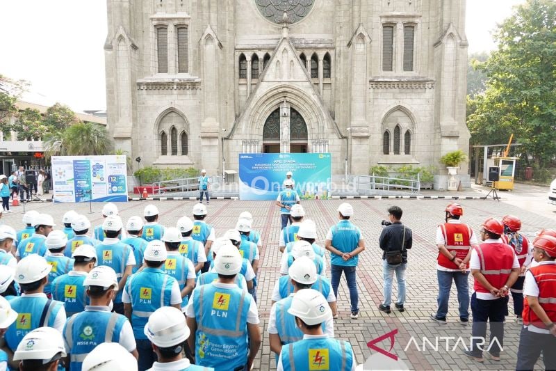 Personel PLN Unit Induk Distribusi (UID) Jakarta Raya tengah melakukan apel siaga terkait kunjungan kenegaraan Paus Fransiskus di Gereja Katedral Jakarta, Jumat (30/8/2024). ANTARA/HO-PLN UID Jakarta Raya