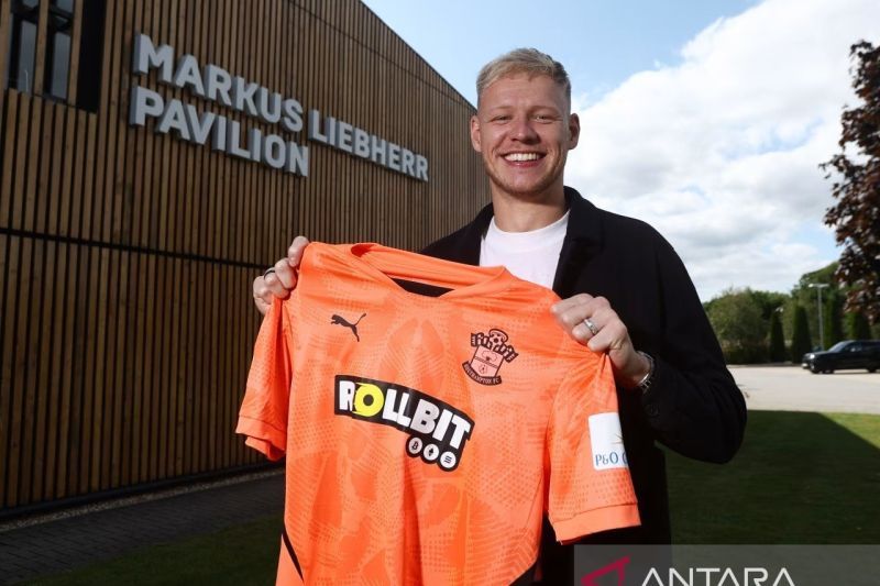Penjaga gawang anyar Southampton, Aaron Ramsdale saat dikenalkan ke publik pada Jumat (30/08/2024). (ANTARA/HO-Southampton)