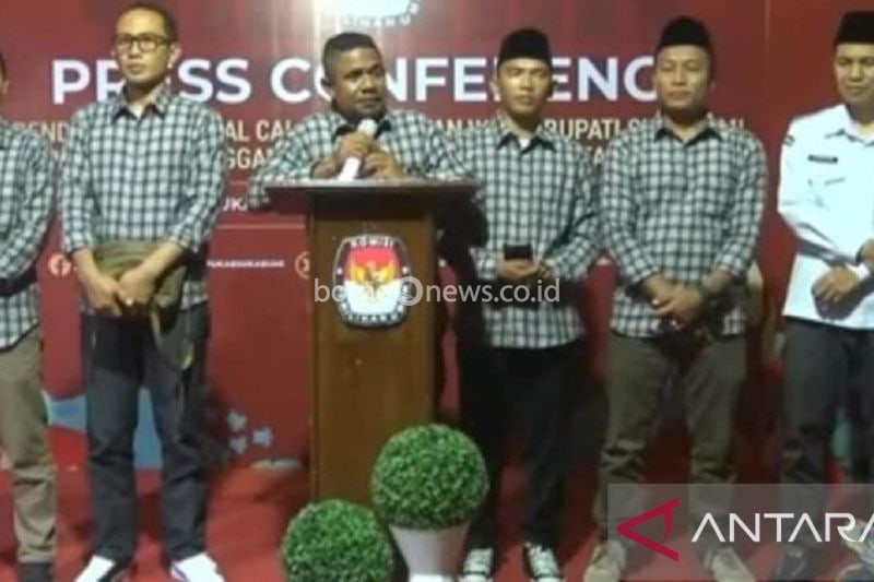 Komisioner KPU Kabupaten Sukabumi saat memberikan konferensi pers terkait tahapan pencalonan bakal calon Bupati-Wabup Sukabumi pada Pilkada Kabupaten Sukabumi 2024. ANTARA/Aditya Rohman