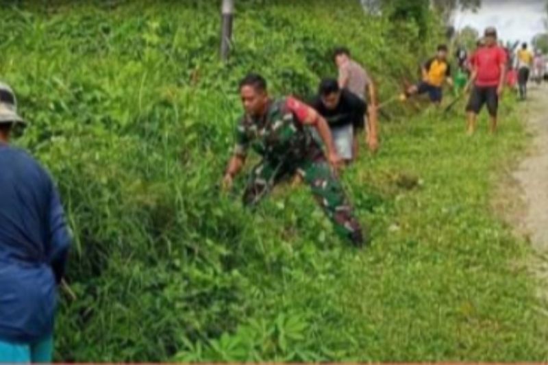 Kodim 1418 Kabupaten Majene Provinsi Sulawesi Barat (Sulbar) mengajak masyarakat mencegah banjir dan menangkal wabah penyakit dengan melakukan gotong royong, di Mamuju, Jumat (30/8/2024) ANTARA Foto/HO Humas Kodim Mamuju