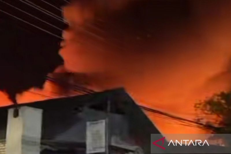 Warga Sampang Bergotong Royong Padamkan Kebakaran Gudang Rongsokan