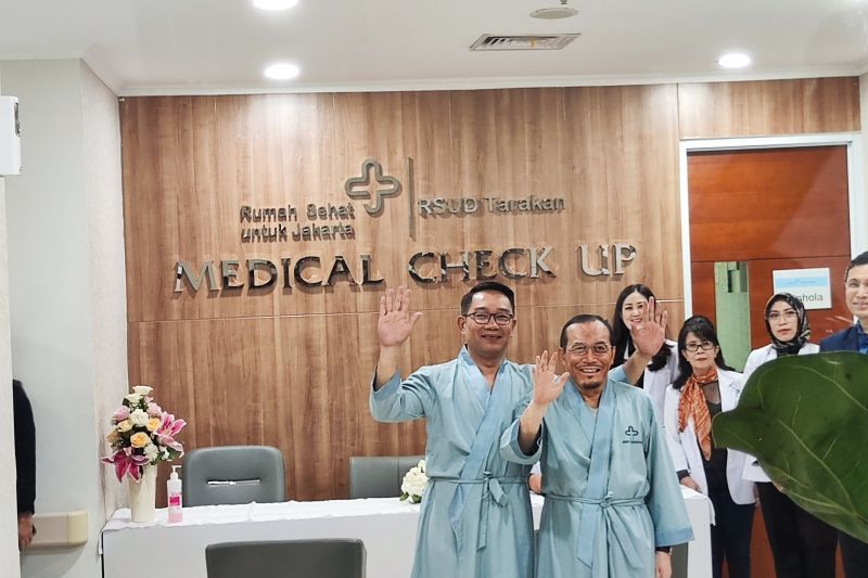 Pasangan calon gubernur dan calon wakil gubernur Daerah Khusus Jakarta Ridwan Kamil-Suswono bersiap melaksanakan pemeriksaan kesehatan di RSUD Tarakan, Jakarta, Sabtu (31/8/2024). ANTARA/Mentari Dwi Gayati