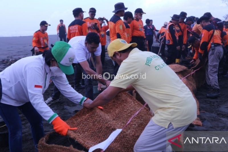 Pemasangan tanggul bronjong sabut kelapa oleh personel BPBD Kabupaten Cilacap dan unsur pentaheliks, di Pantai Sodong, Desa Karangbenda, Kecamatan Adipala, Kabupaten Cilacap, Jawa Tengah. ANTARA/HO-BNPB