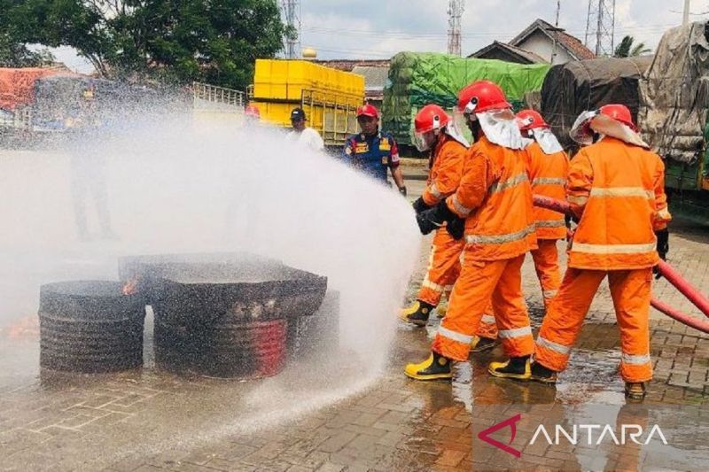 Tim Damkar Pelabuhan Pangkalbalam saat mengikuti pelatihan memadamkan api di Pelabuhan Pangkalbalam, Sabtu (ANTARA/HO-Humas PT Pelindo Pangkalbalam)