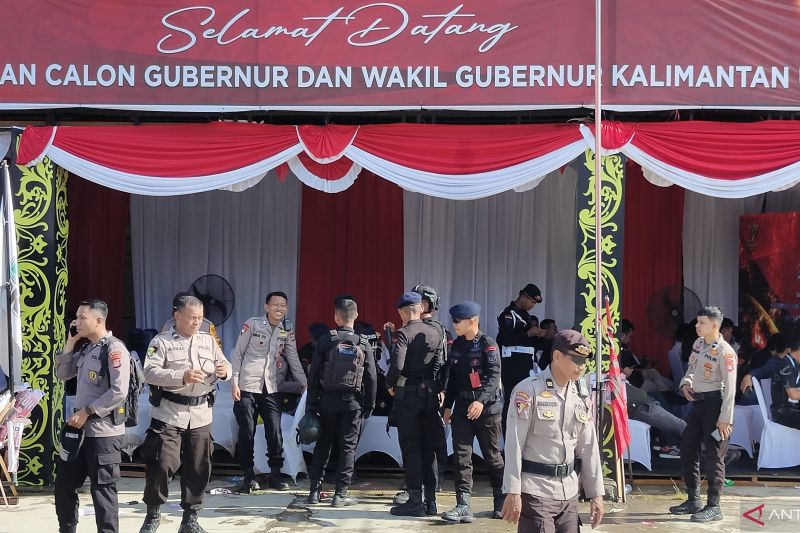 Personel Polda Kaltara tampak berkumpul di depan kantor KPU Kaltara di Jalan Sengkawit, Tanjung Selor, Kabupaten Bulungan mengamankan proses pendaftaran pasangan calon gubernur dan wakil gubernur Kaltara pada pilkada serentak 2024. (ANTARA/Muhammad Arfan)