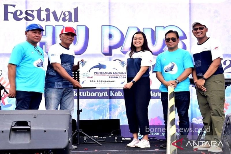 Penyerahan rumpon bantuan program Kampung Berseri Astra kepada Desa Botubarani yang juga didampingi Plt. Asisten III Bidang Administrasi Umum Yosef P Koton dan Kepala Dinas Pariwisata pada Festival Hiu Paus Gorontalo 2024 di Desa Botubarani, Sabtu (31/8). (ANTARA/HO-Diskominfotik Provinsi Gorontalo)
