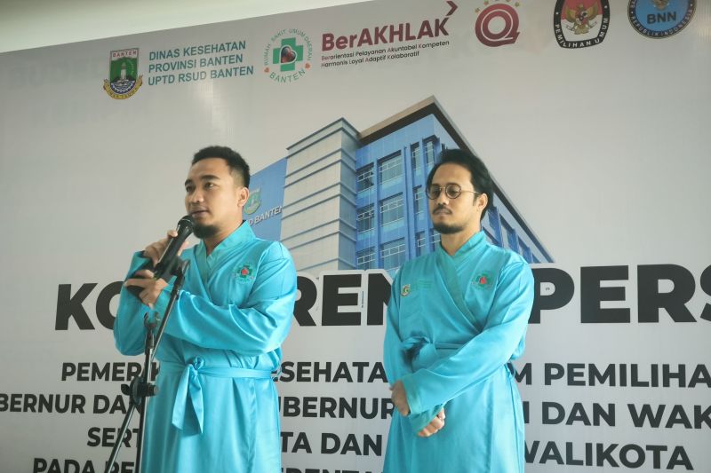 Bakal pasangan calon walikota dan wakil walikota Robinsar- Fajar Hadi Prabowo menjalani serangkaian tes kesehatan guna persyaratan Pilkada 2024 di RSUD Banten, Serang, Sabtu (31/8/2024). (ANTARA/Devi Nindy)