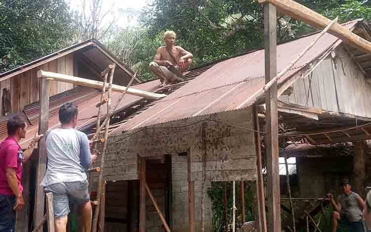 Kepedulian Pemdes dan Warga dalam Gotong Royong Bedah Rumah di Desa Pulau Patai