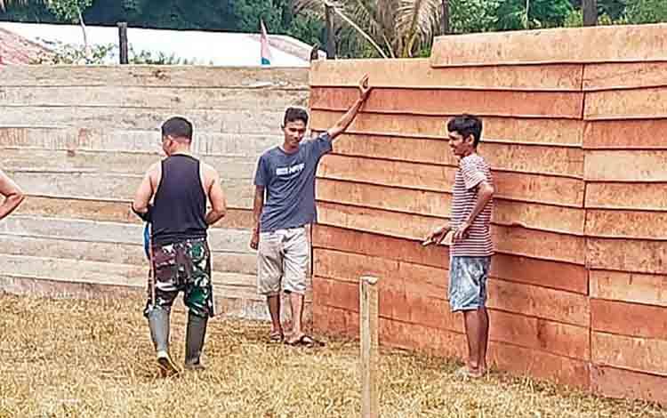 Persiapan lapangan tembak untuk Kejuaraan Menembak Karang Taruna Cup I, di Desa Hayaping Kabupaten Barito Timur. (FOTO: IST)