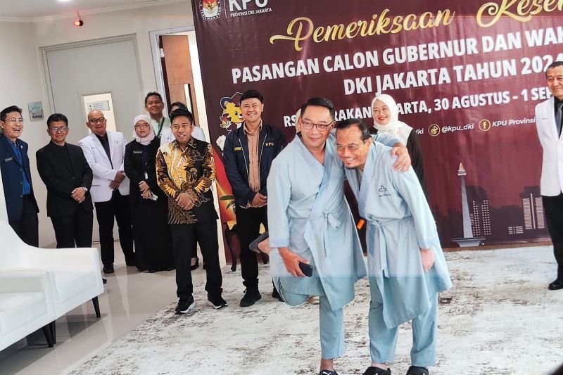 Pasangan calon gubernur dan calon wakil gubernur Daerah Khusus Jakarta Ridwan Kamil-Suswono bersiap menjalani pemeriksaan kesehatan di RSUD Tarakan, Jakarta Pusat, Sabtu (31/8/2024). ANTARA/Mentari Dwi Gayati