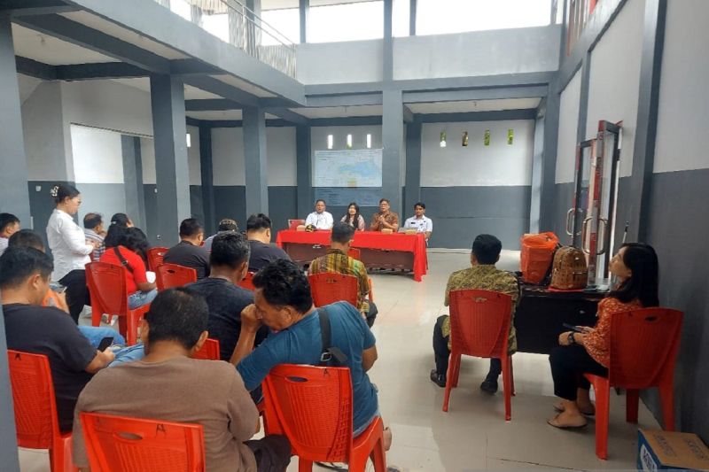 Pimpinan BPJAMSOSTEK saat melakukan edukasi literasi jamsos kepada pemilik kapal dan nelayan, di Kota Manado, Sabtu (31/8/2024). ANTARA/HO-BPJAMSOSTEK.