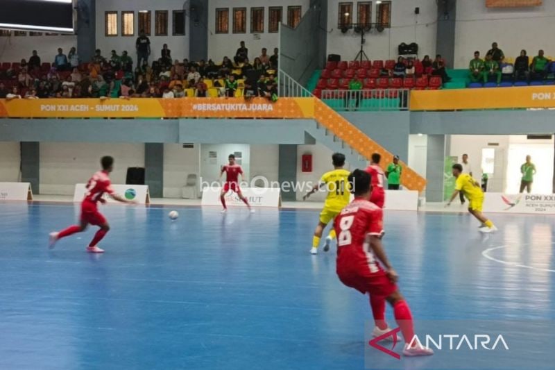 Laga antara tim futsal Sumut (merah) melawan Sulawesi Barat (kuning) pada laga lanjutan cabor futsal PON 2024 (ANTARA/Juraidi)